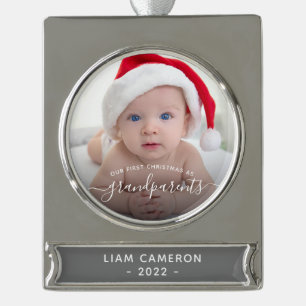 Eerste kerstfoto van grootouders Wit schrift Verzilverd Banner Ornament