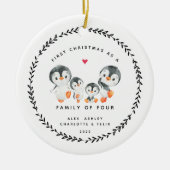 Eerste Kerstmis als familie van vier pinguïns Cera Keramisch Ornament (Voorkant)