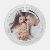Eerste Kerstmis als foto van mama en papa Marble Glas Ornament (Voorkant)