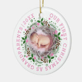 Eerste Kerstmis als grootouders met roze foto Keramisch Ornament (Links)