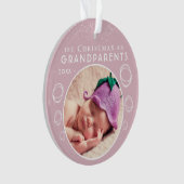 Eerste Kerstmis als grootouders Roze Baby Foto Ornament (voorkant)