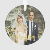 Eerste Kerstmis bruiloft foto gouden script Ornament (achterkant)