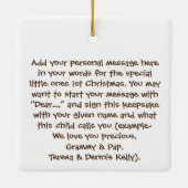 Eerste Kerstmis Gepersonaliseerde Baby Giraffe Keramisch Ornament (Achterkant)