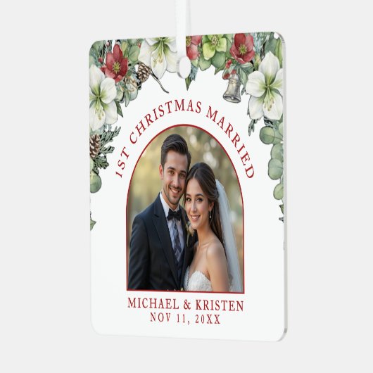 Eerste Kerstmis Getrouwd Bloemen Foto bruiloft wit Metalen Ornament (Voorkant links)