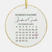 Eerste Kerstmis Getrouwd met Datum & Foto in Terug Keramisch Ornament (Voorkant)