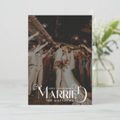 Eerste Kerstmis Getrouwd Minimale Typografie Foto Feestdagenkaart (Staand voorkant)