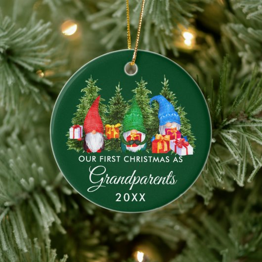 Eerste Kerstmis Grootouders Gnomes Trees Green Keramisch Ornament (Boom)
