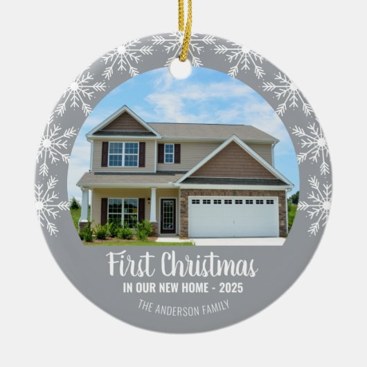 Eerste Kerstmis in onze New Home Photo Gray Keramisch Ornament (Voorkant)