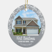 Eerste Kerstmis in onze New Home Photo Gray Keramisch Ornament (Links)