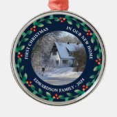 Eerste Kerstmis in onze nieuwe foto-familienaam Ho Metalen Ornament (Voorkant)