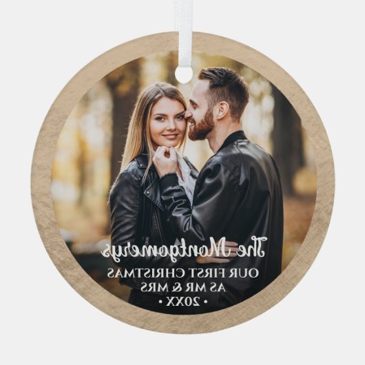 Eerste Kerstmis: Mr. en Mrs. Photo Glass Ornament (Achterkant)