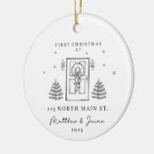 Eerste Kerstmis op 223 North Main St 2023 Keramisch Ornament (Links)
