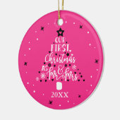 Eerste Kerstmis Passen getrouwd Jaar Roze Keramisch Ornament (Links)