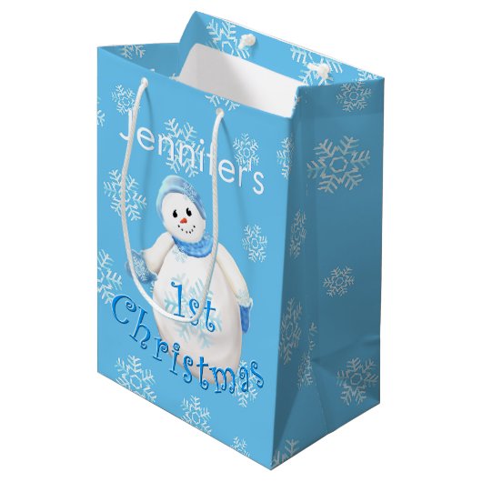 Eerste kerstsnowman - Aangepaste naam Medium Cadeauzakje (Voorkant Gekanteld)
