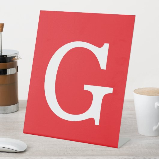 Eerste letter monogram rood wit gewoon eenvoudig reclamebord met voetstuk (Insitu)