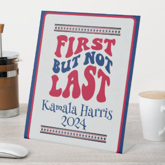 Eerste maar niet laatste verkiezing reclamebord met voetstuk