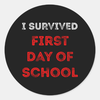 Eerste schooldag overleefd Grappige ouder student Ronde Sticker