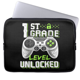 Eerste schooldag van de onvergrendelde gamer in de laptop sleeve