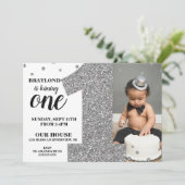 Eerste verjaardag Faux Silver Glitter Uitnodiging (Staand voorkant)