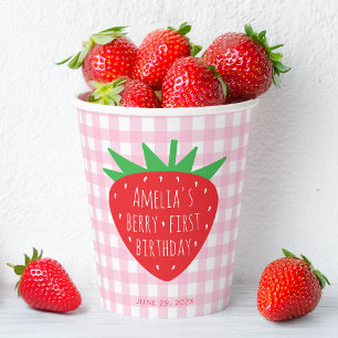 Eerste verjaardag van bessenmeisje met aardbei en  papieren bekers