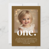 Eerste verjaardagsfoto-uitnodiging in bruin en wit kaart (Voorkant)
