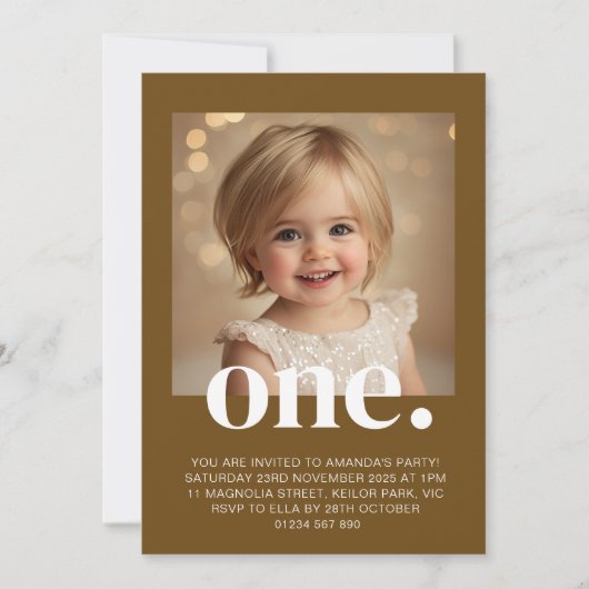 Eerste verjaardagsfoto-uitnodiging in bruin en wit kaart (Voorkant)
