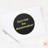 Eet de Marshmallow niet op. Ronde Sticker (Envelop)