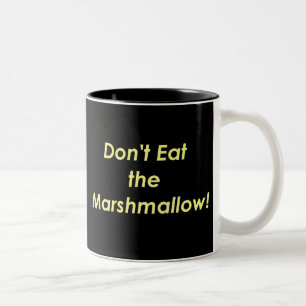 Eet de Marshmallow niet op. Tweekleurige Koffiemok
