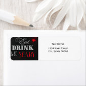 Eet Drink en zijn eng rood Halloween etiket (Insitu)