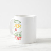 Eet Slaap Groei Een Tuin Herhaal Grappig Tuinieren Koffiemok (Voorkant links)