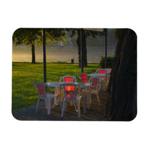 Eettafel en stoelen aan de Donau, Magneet