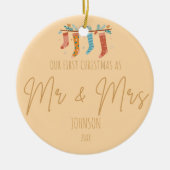Eeuwige Omhelzing - Mr & Mrs Eerste Kerstmis Keramisch Ornament (Voorkant)