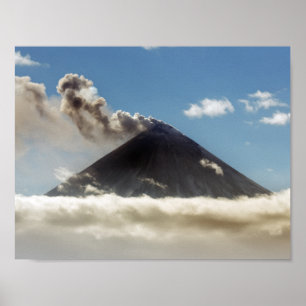 Effectieve uitbarsting Klyuchevskoy Volcano. Kamch Poster