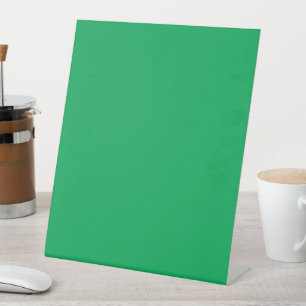 Effene groene achtergrond reclamebord met voetstuk