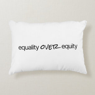 Égalité par rapport à l'équité Coussin