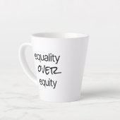 Égalité sur équité latte Mug (Angle gauche)