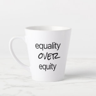 Égalité sur équité latte Mug