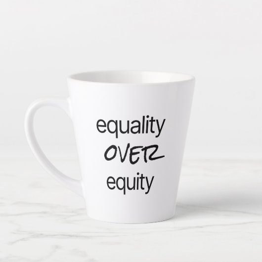Égalité sur équité latte Mug (Gauche)