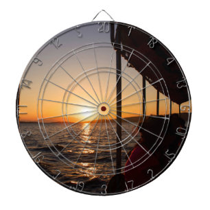 Egeïsche levensstijl op boot bij zonsondergang in dartbord
