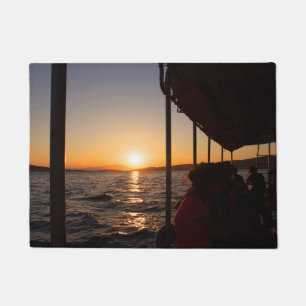 Egeïsche levensstijl op boot bij zonsondergang in deurmat