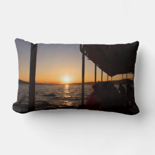 Egeïsche levensstijl op boot bij zonsondergang in kussen