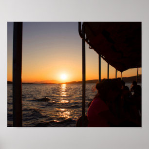 Egeïsche levensstijl op boot bij zonsondergang in poster