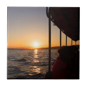 Egeïsche levensstijl op boot bij zonsondergang in tegeltje