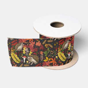 Egels en herfstbosflora op zwart lint