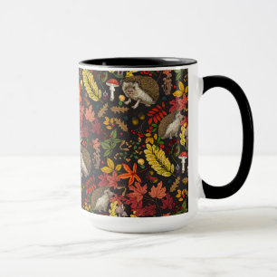 Egels en herfstbosflora op zwart mok