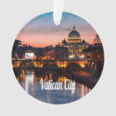 Église catholique romaine de nuit de la ville du V (devant)