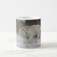 Égrappage blanc de tigre dans la tasse de neige