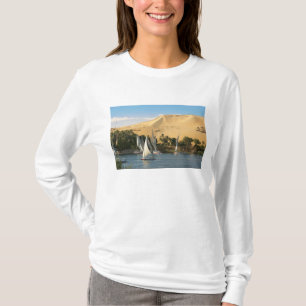 Egypte, Aswan, Nile River, Felucca-zeilboten, 2 T-shirt