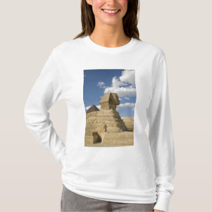 Egypte, Giza. De grote Sfinx verrijst boven de T-shirt