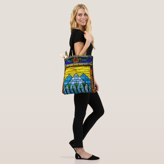 Egyptische Canvas tas in Tiffany-stijl, Pyramid (Op model)